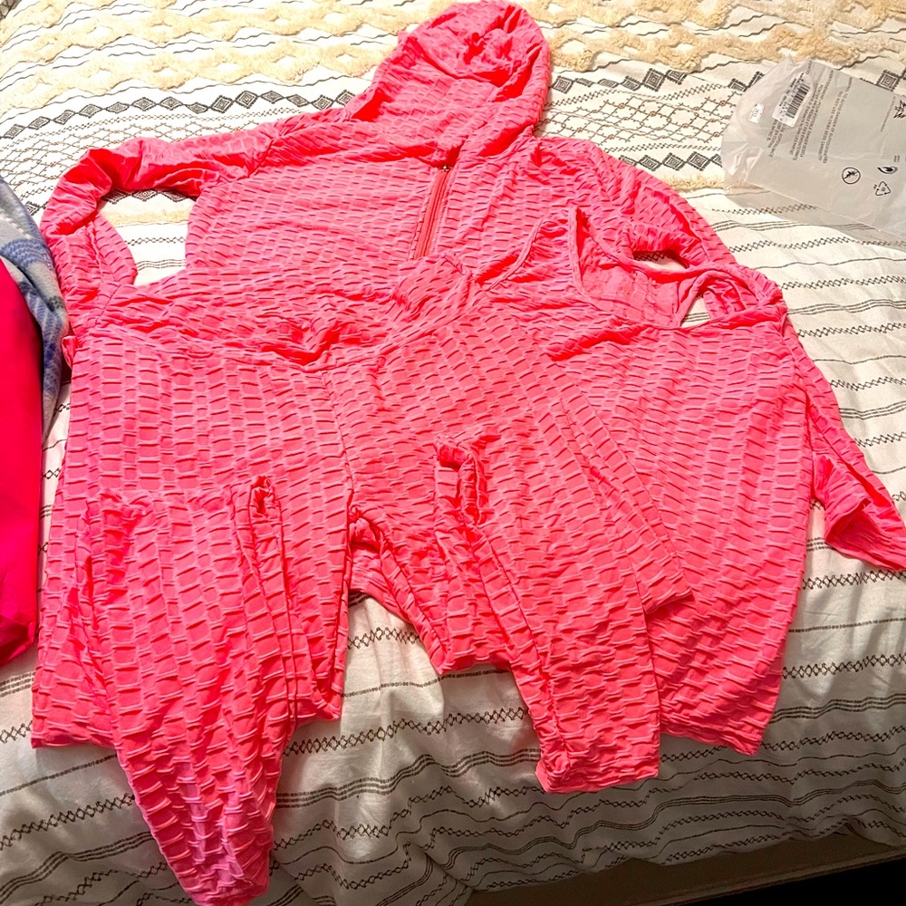 3 piece workout suit. Size 3x but fits like a 2x